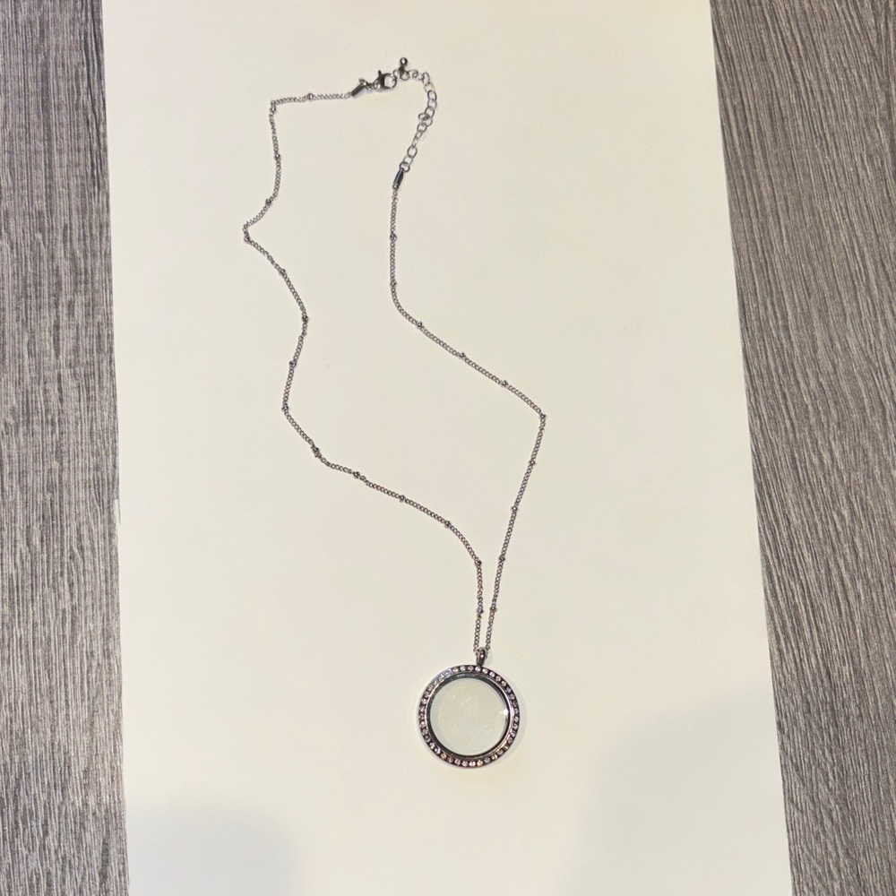 Living locket necklace